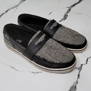 Globe chevron pattern mens shoes size 8